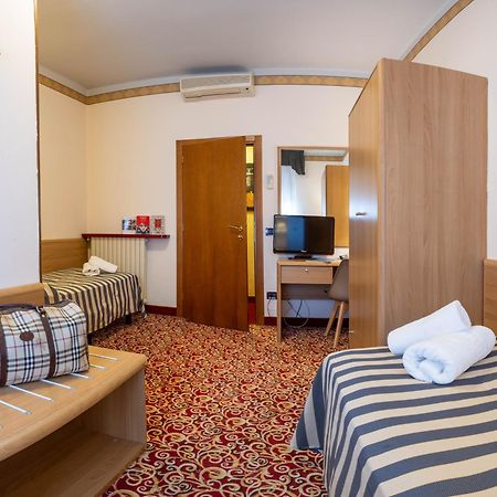 Hotel Giardinetto Desenzano del Garda Dış mekan fotoğraf
