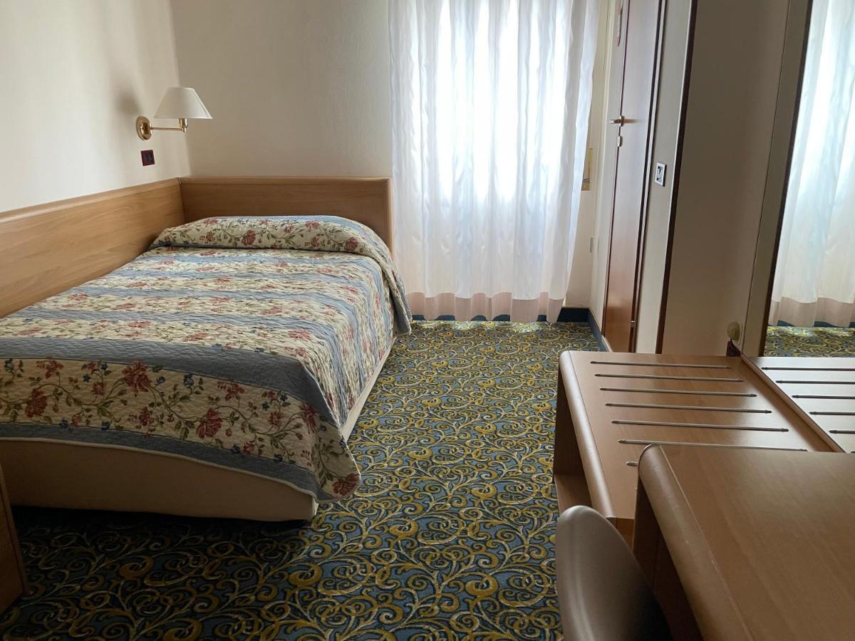 Hotel Giardinetto Desenzano del Garda Dış mekan fotoğraf
