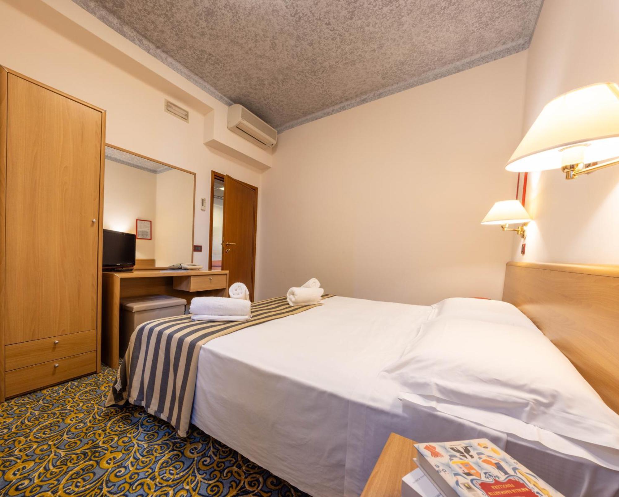 Hotel Giardinetto Desenzano del Garda Dış mekan fotoğraf